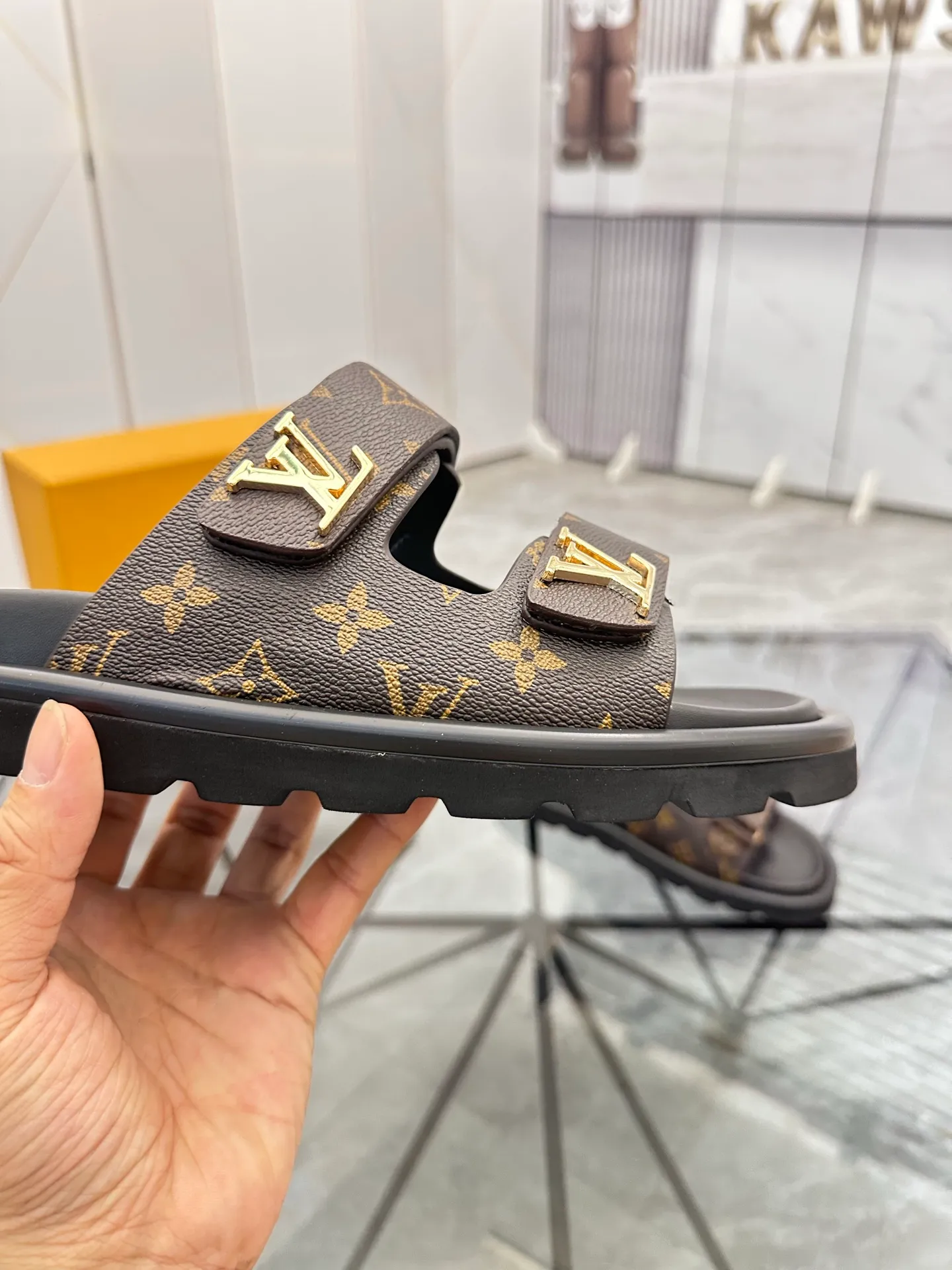 Men's shoes: 💰P400¥ Product trademark: LV * "Louis Vuitton*" slippers and sandals Regular size: 35-45 (can be customized to 46) Couple style Product materials: uppers imported from counters, original materials, breathable lining, original outsole. Number: 698
